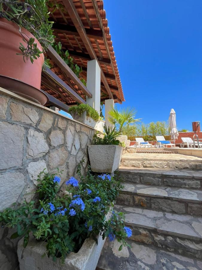 Apartman Gorana With Swimming Pool Jelsa  Exterior photo