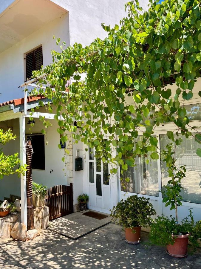 Apartman Gorana With Swimming Pool Jelsa  Exterior photo