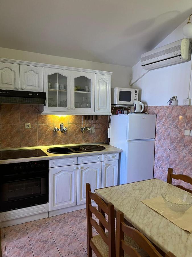 Apartman Gorana With Swimming Pool Jelsa  Exterior photo